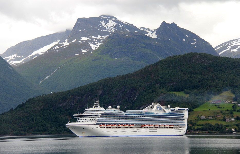 Nuestro barco el Caribbean Princess en Olden (Noruega) CRUCEROS PRINCESS FIORDOS NORUEGOS CARIBBEAN PRINCESS NORWEGIAN FJORDS CRUCEROS PRINCESS NORTE DE EUROPA
